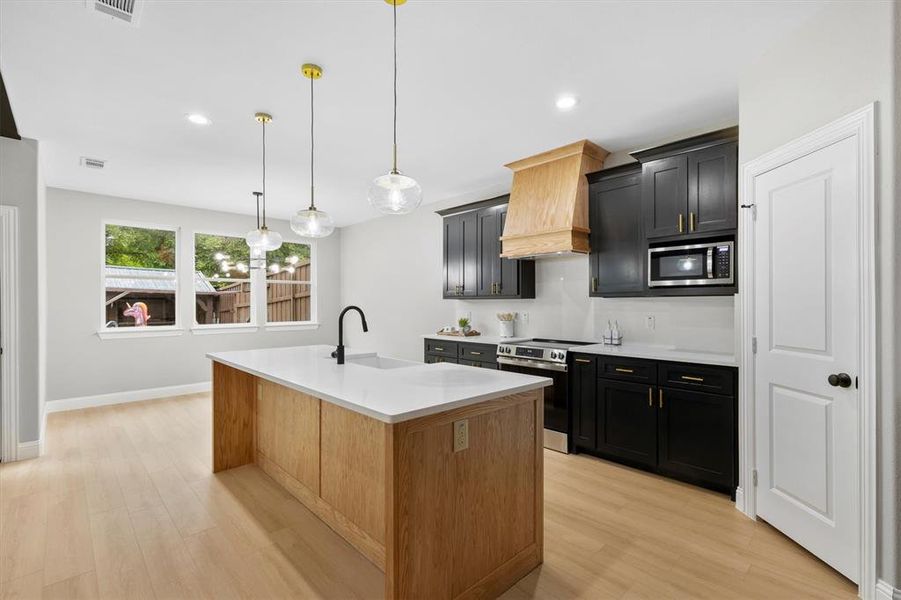 Large island with quartz counter top and farmhouse sink