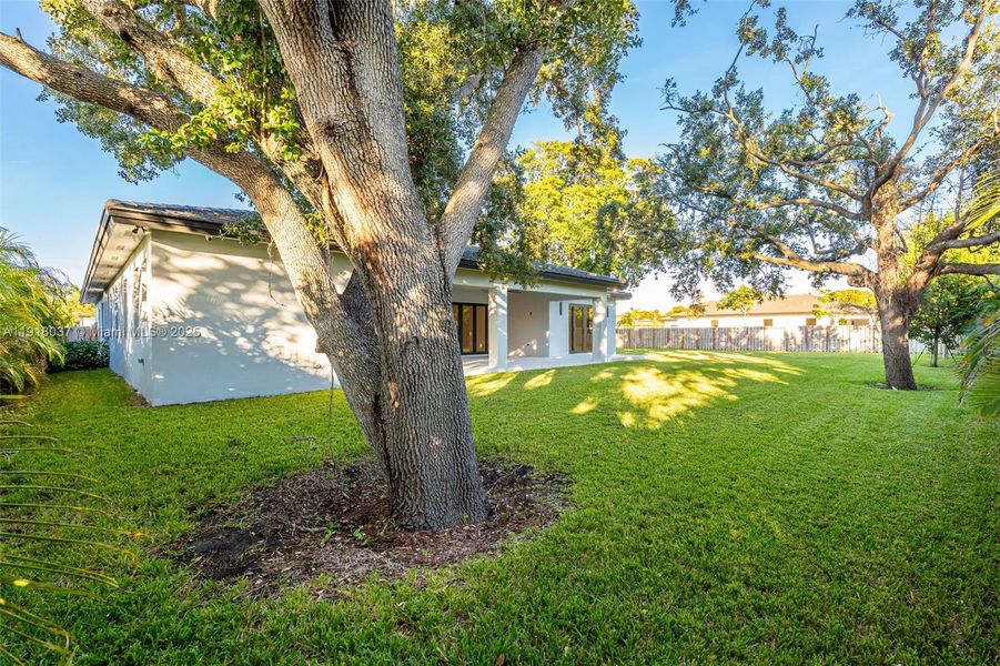 Exterior details and patio area of a home in , Cutler Bay (Image 61).