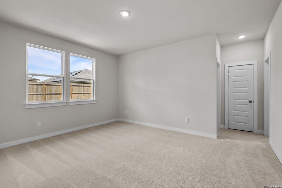 Spacious, unfurnished interior of a new home in Hiddenbrooke, Seguin (Image 37).