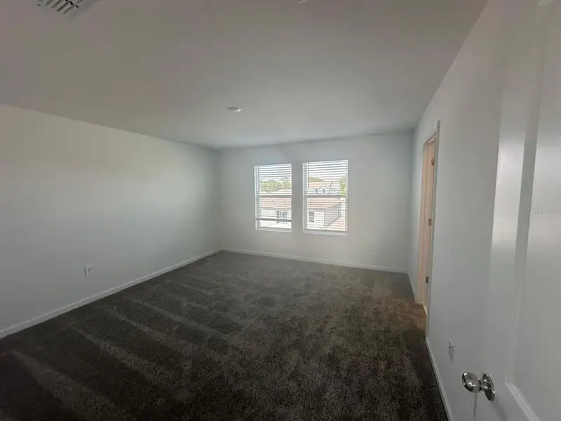 Spacious, unfurnished interior of a new home in , Eagle Lake (Image 9).