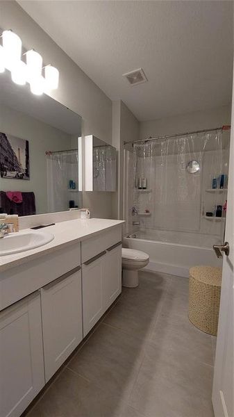 Furnished interior view inside a new home in , Kissimmee (Image 10).