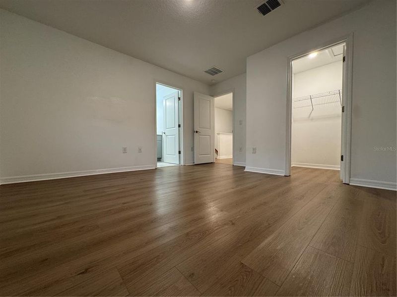 Spacious, unfurnished interior of a new home in , Davenport (Image 5).