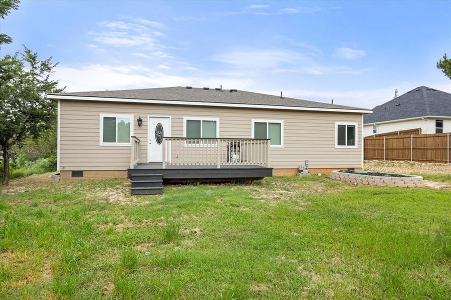 Exterior details and patio area of a home in , Granbury (Image 25).