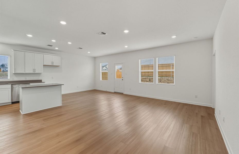 Spacious, unfurnished interior of a new home in County View, Temple (Image 12).