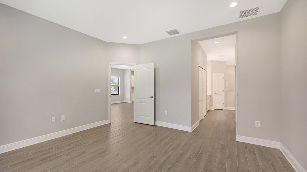 Spacious, unfurnished interior of a new home in Boca Royale Golf and Country Club at Wellen Park, Englewood (Image 31).