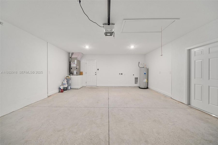 Spacious, unfurnished interior of a new home in , Sebring (Image 44).