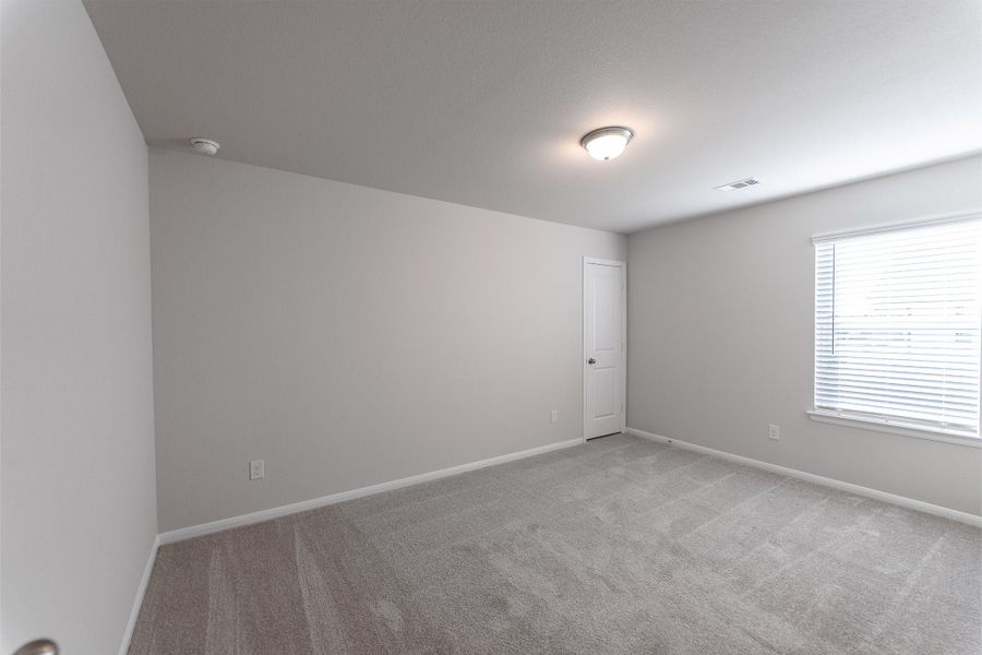 Spacious, unfurnished interior of a new home in Lago Mar, Texas City (Image 39).