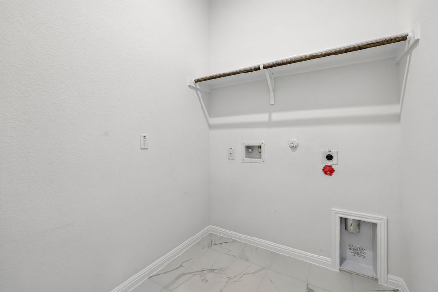 Spacious, unfurnished interior of a new home in Porter Country, Buda (Image 17).