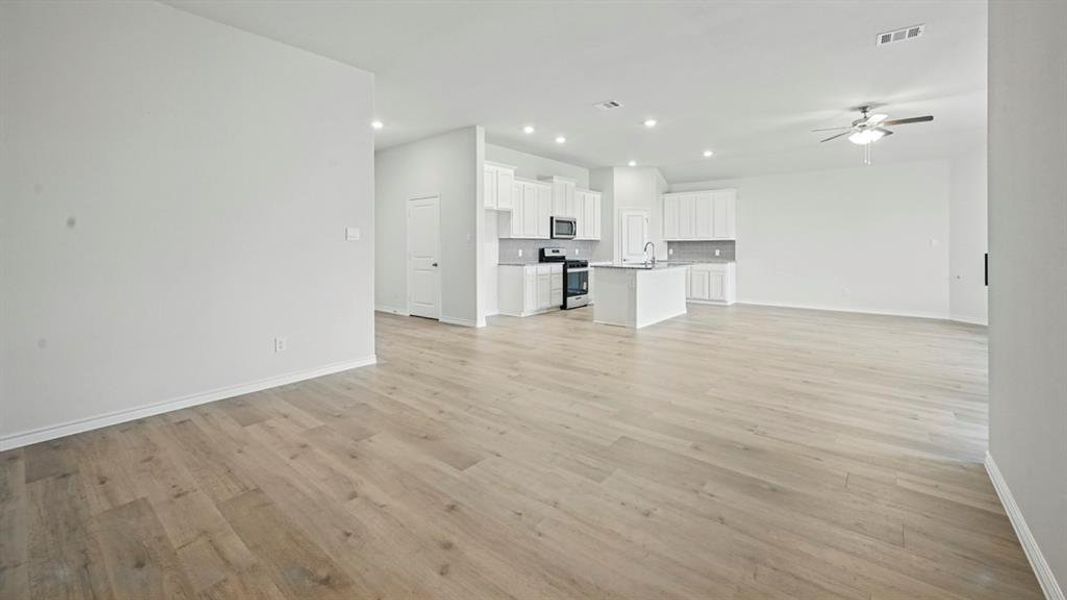 Spacious, unfurnished interior of a new home in Silverado, Aubrey (Image 25).