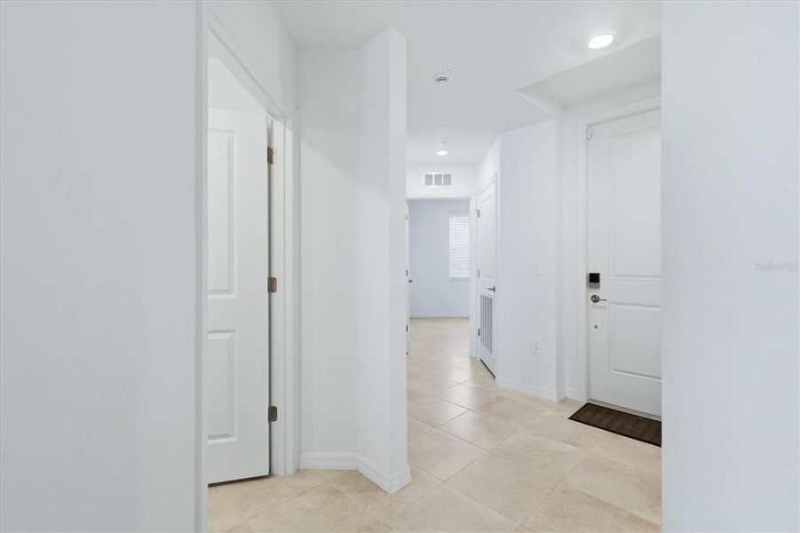 Spacious, unfurnished interior of a new home in , Bradenton (Image 16).