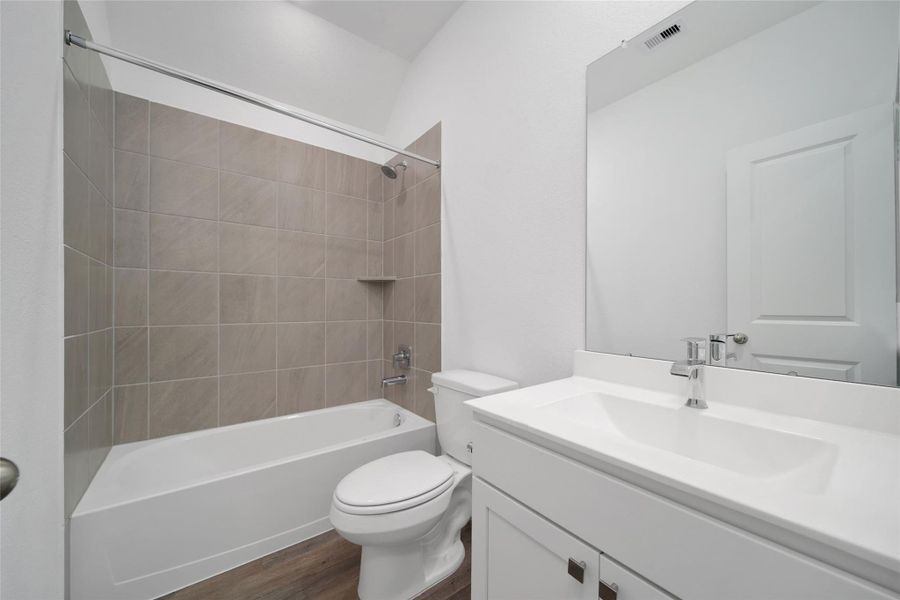 Furnished interior view inside a new home in Silverthorne, Conroe (Image 11).