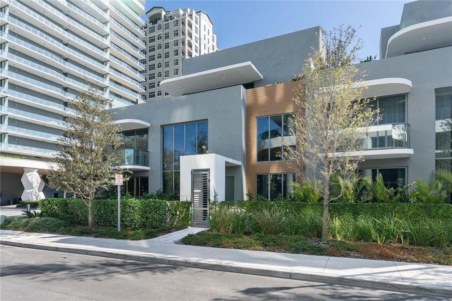 Condo located in Tampa, FL showcasing its design and architecture (Image 3). Condo located in Tampa, FL showcasing its design and architecture (Image 3).