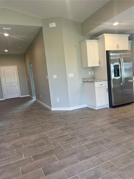 Spacious, unfurnished interior of a new home in , Rotonda West (Image 4).