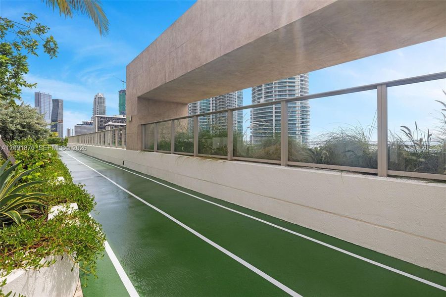 Condo located in Miami, FL showcasing its design and architecture (Image 5).
