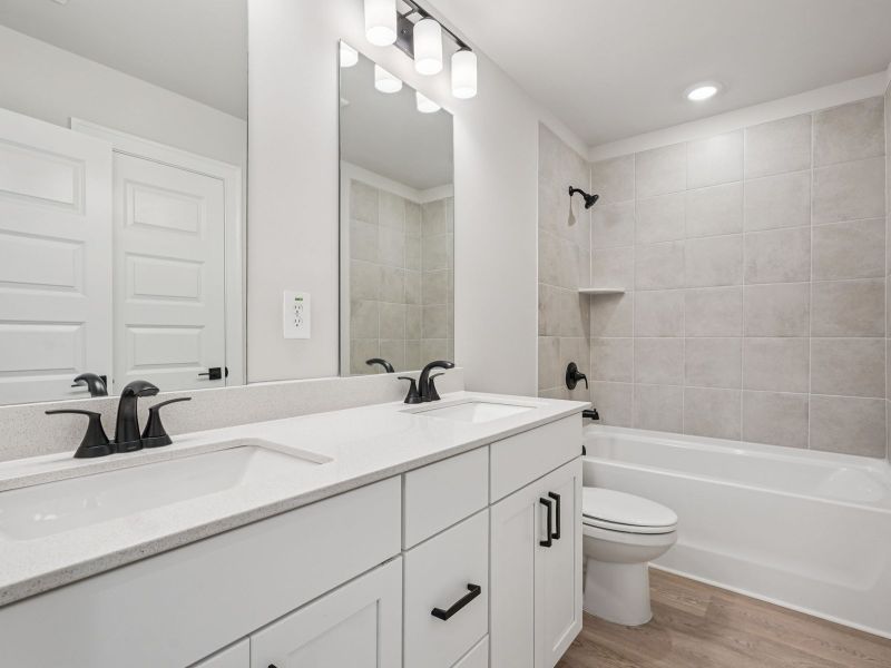 The Leighton floorplan with the Modern Glam Linen interior package.