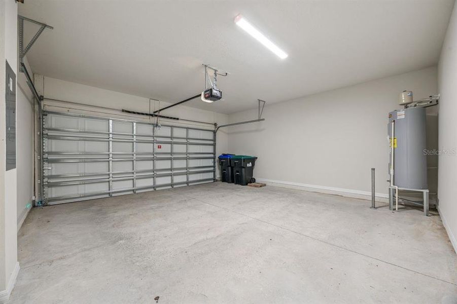 Spacious, unfurnished interior of a new home in , Winter Garden (Image 15).