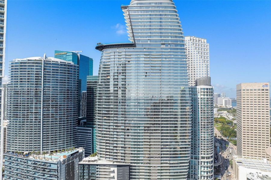 Condo located in Miami, FL showcasing its design and architecture (Image 40).