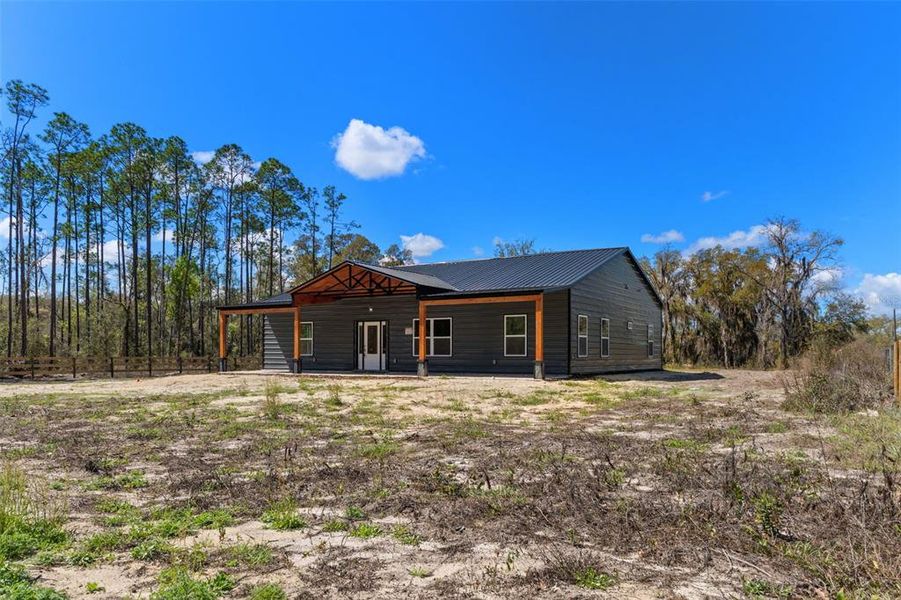 Exterior details and patio area of a home in , Dunnellon (Image 3).