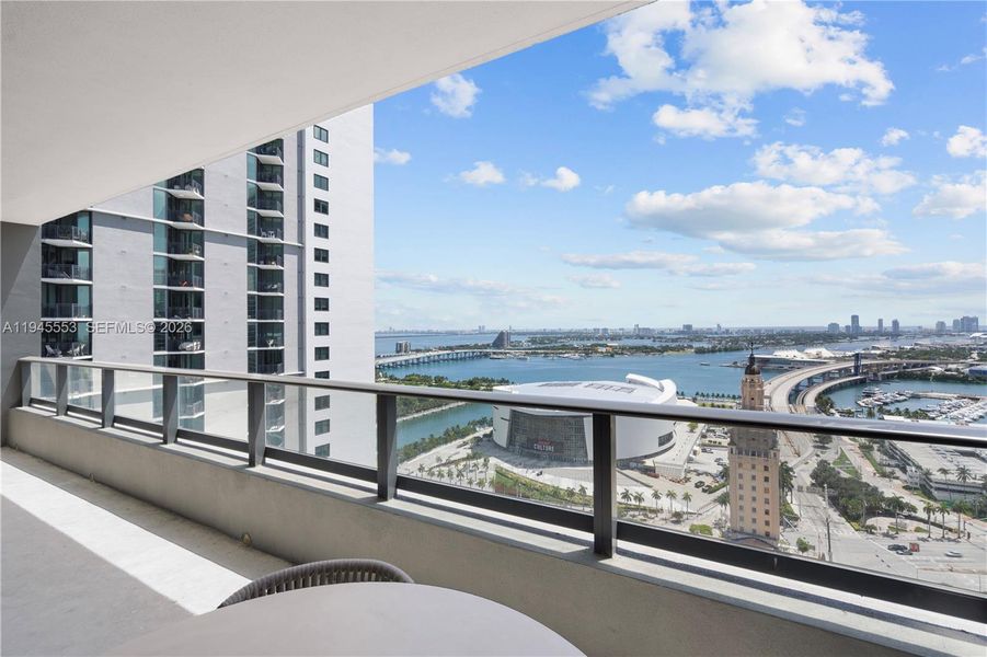 Condo located in Miami, FL showcasing its design and architecture (Image 4).