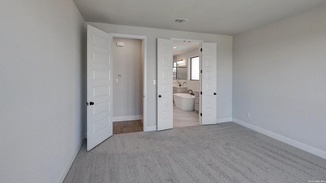 Spacious, unfurnished interior of a new home in Ladera, San Antonio (Image 26).