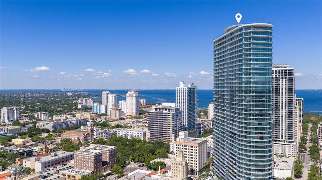 Condo located in St. Petersburg, FL showcasing its design and architecture (Image 33).