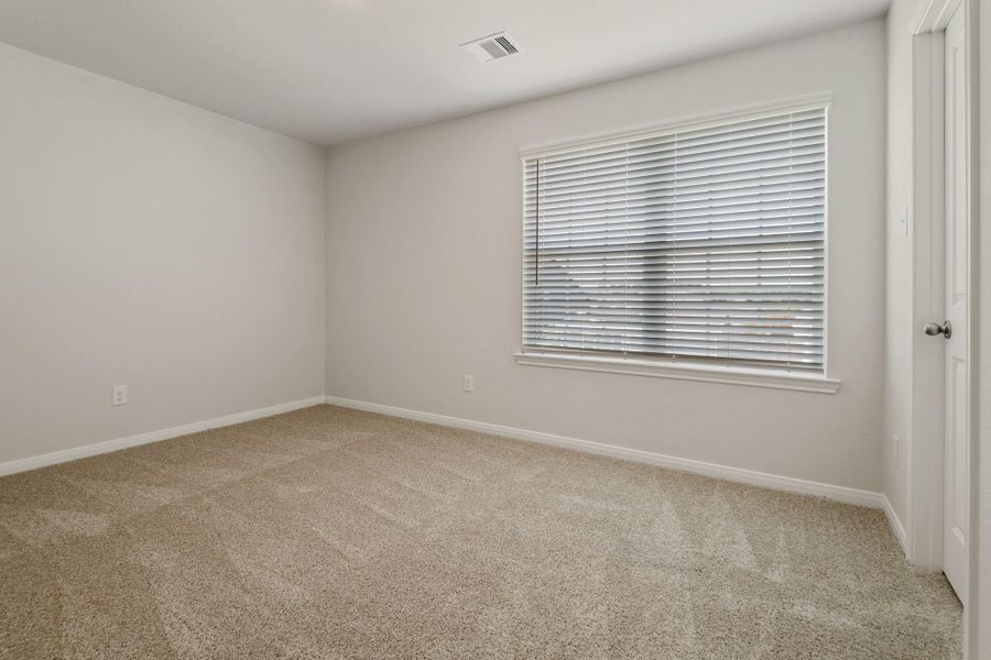 Spacious, unfurnished interior of a new home in Sweetwater Ridge, Conroe (Image 17).