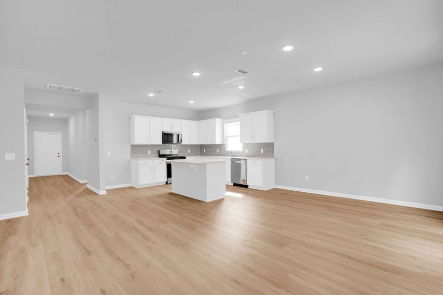 Spacious, unfurnished interior of a new home in Bradford Pointe, Summerville (Image 25).