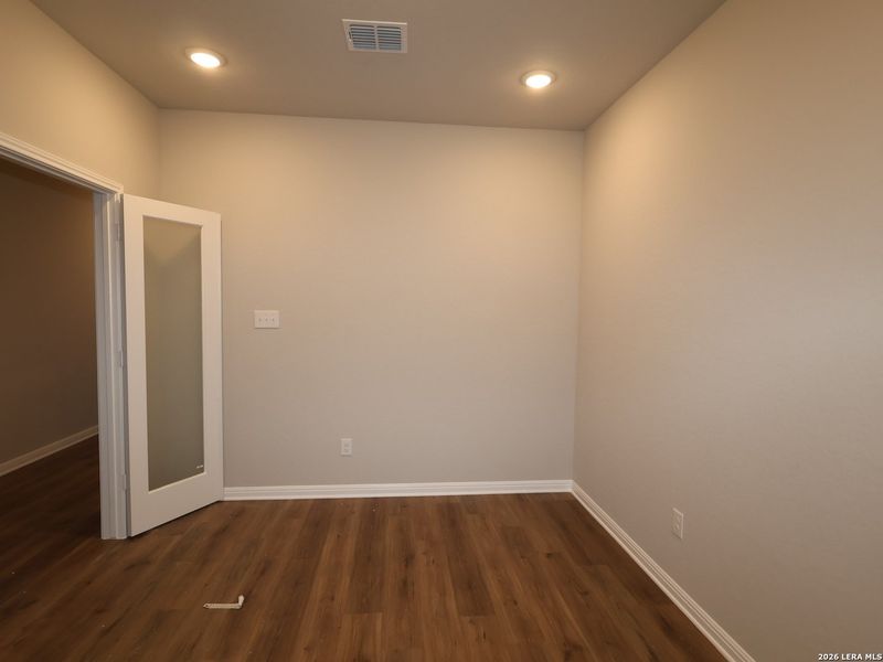 Spacious, unfurnished interior of a new home in Mesquite Ridge, San Antonio (Image 18).