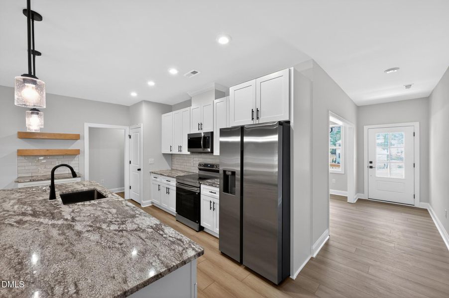13_244_Sequoia_Dr-Kitchen-7812