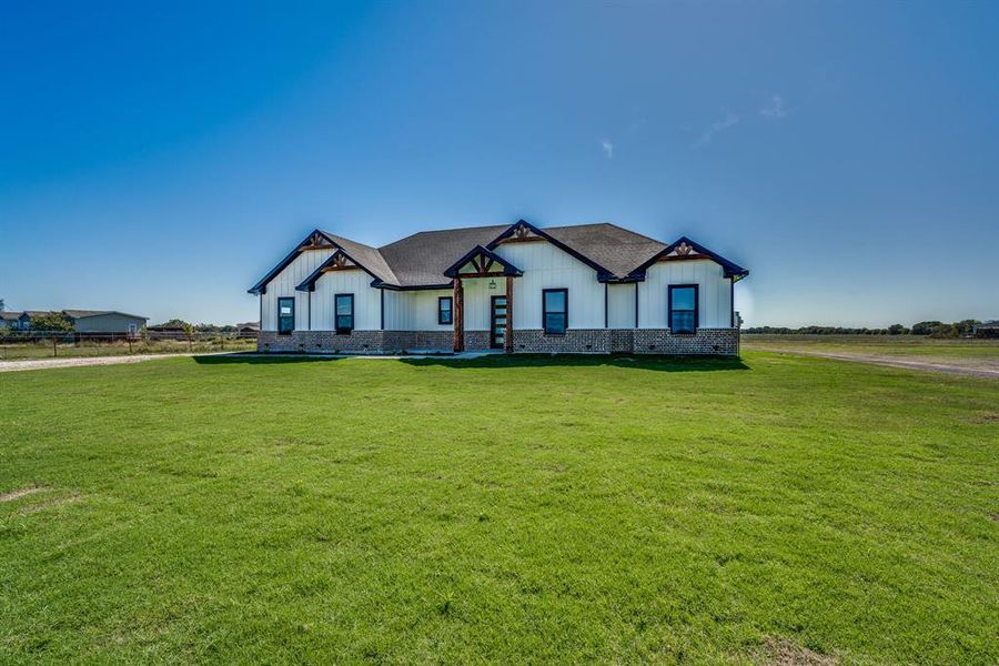 View of front of property featuring a front yard