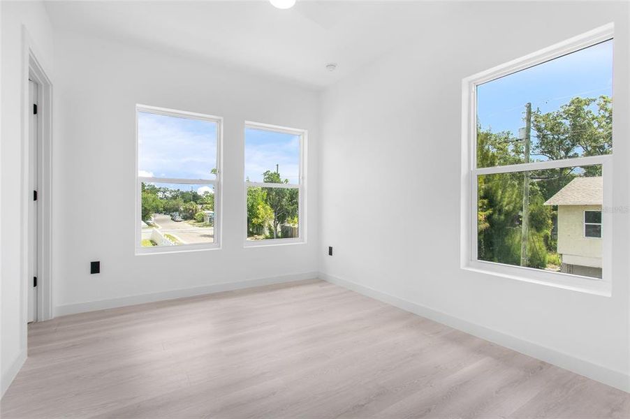 Spacious, unfurnished interior of a new home in , St. Petersburg (Image 33).