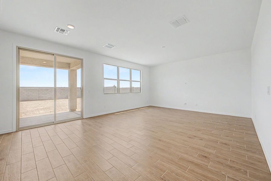 Spacious, unfurnished interior of a new home in Soleo, San Tan Valley (Image 9).