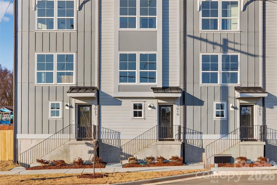 Condo located in Charlotte, NC showcasing its design and architecture (Image 2). Condo located in Charlotte, NC showcasing its design and architecture (Image 2).