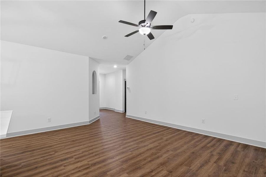 Spacious, unfurnished interior of a new home in , Silver Creek (Image 21).
