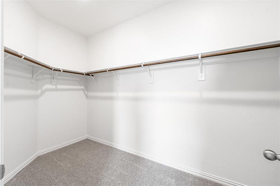 Spacious, unfurnished interior of a new home in Waterford Park, Weatherford (Image 17).