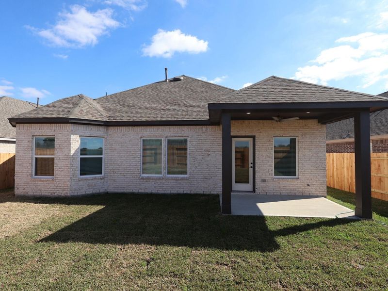 Exterior details and patio area of a home in Lago Mar, Santa Fe (Image 17).