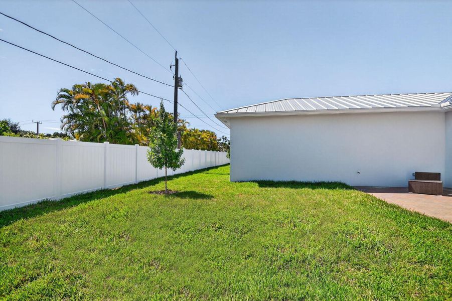 Exterior details and patio area of a home in , Jupiter (Image 3).