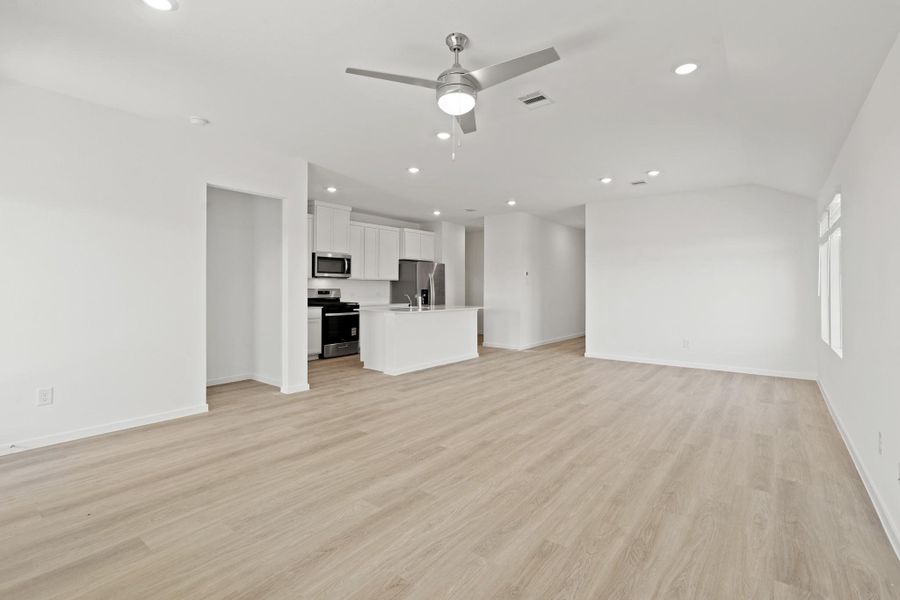 Spacious, unfurnished interior of a new home in Sunterra Lakes, Brookshire (Image 14). Spacious, unfurnished interior of a new home in Sunterra Lakes, Brookshire (Image 14).