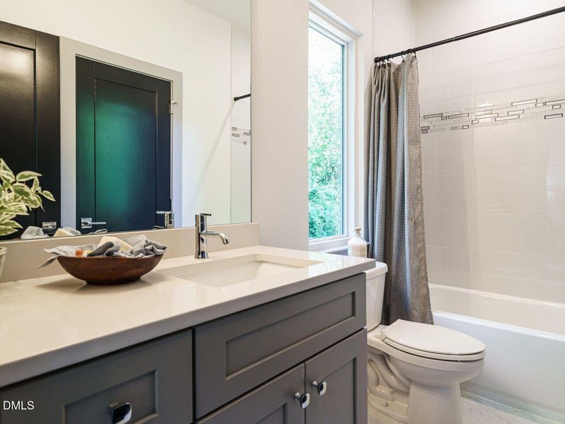 010-1280x960-bathroom