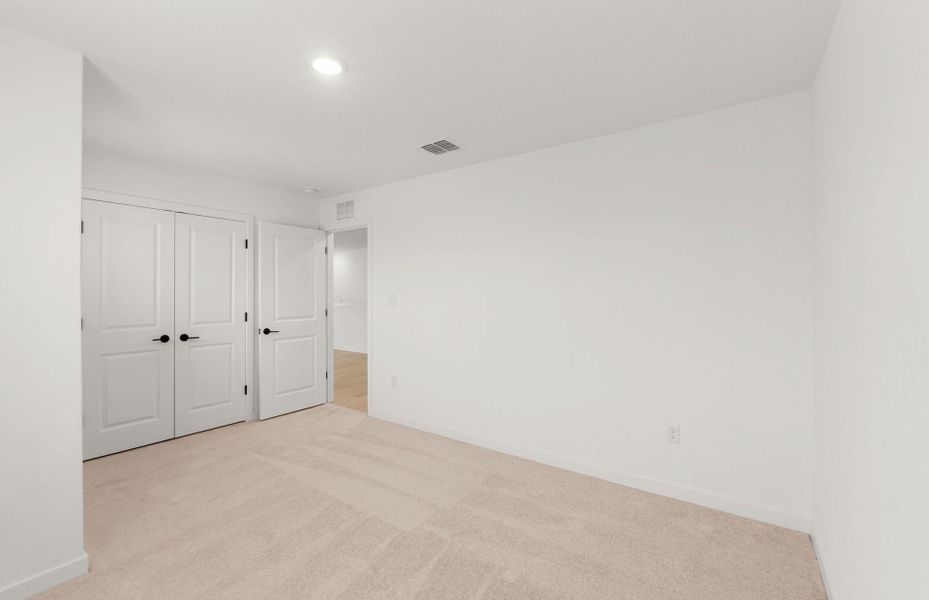 Spacious, unfurnished interior of a new home in Sunfield, Buda (Image 16).