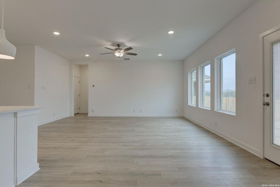 Spacious, unfurnished interior of a new home in Nopal Valley, San Antonio (Image 12).