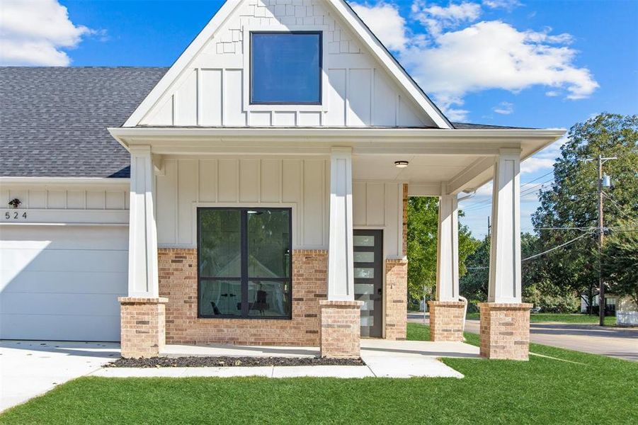 Exterior details and patio area of a home in , Irving (Image 24).