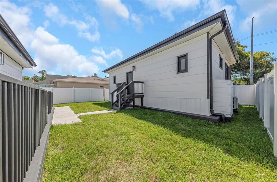 Exterior details and patio area of a home in , St. Petersburg (Image 34).