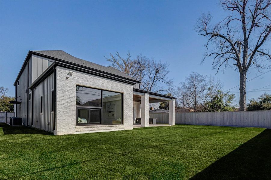 Exterior details and patio area of a home in , Houston (Image 25).