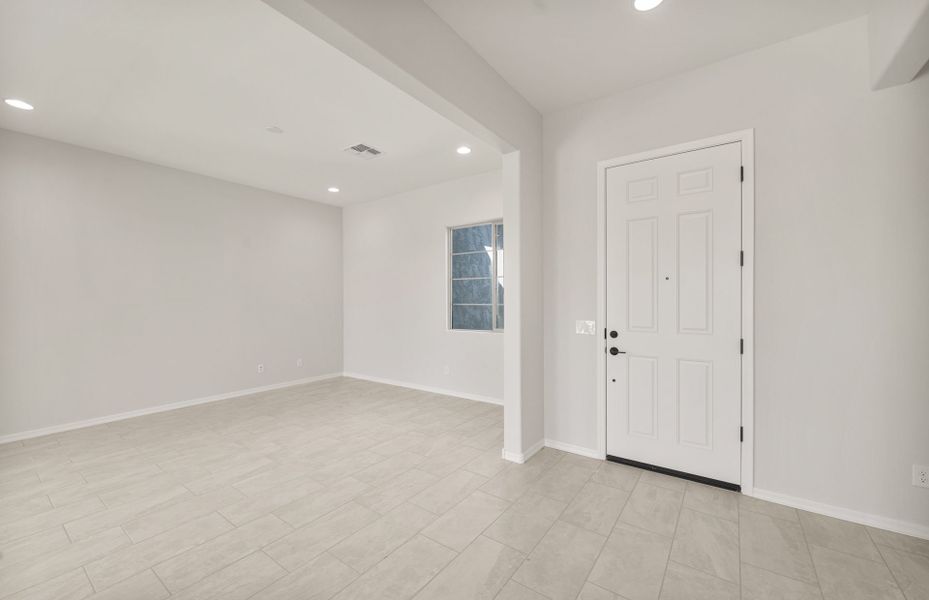 Spacious, unfurnished interior of a new home in Sun City Anthem at Merrill Ranch, Florence (Image 23).