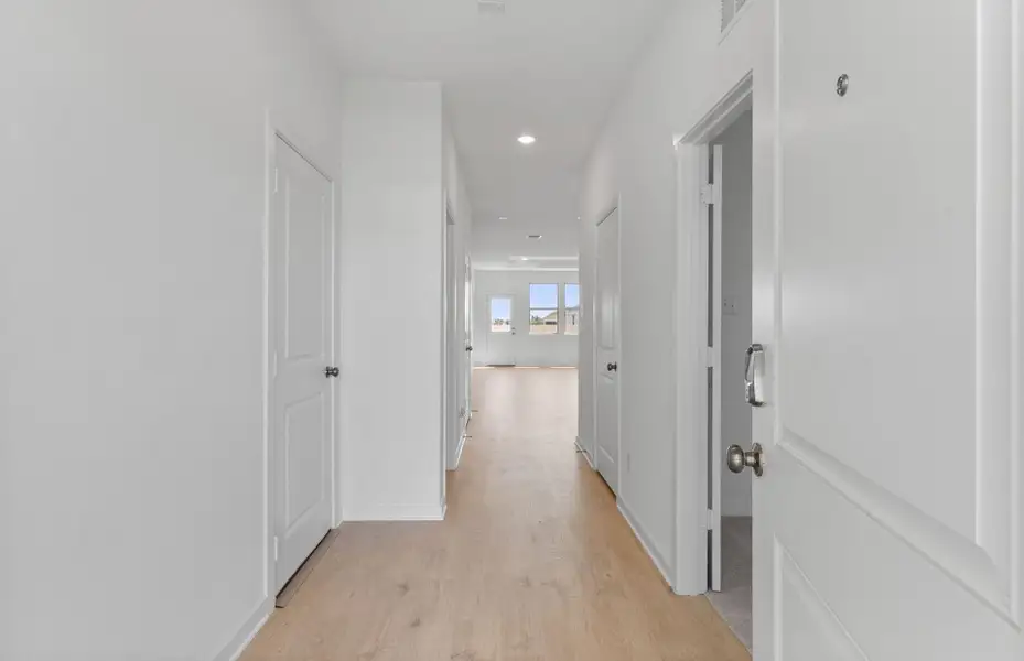 Spacious, unfurnished interior of a new home in County View, Temple (Image 31).