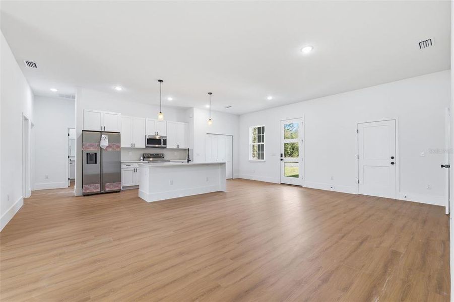 Spacious, unfurnished interior of a new home in , Citrus Springs (Image 13).