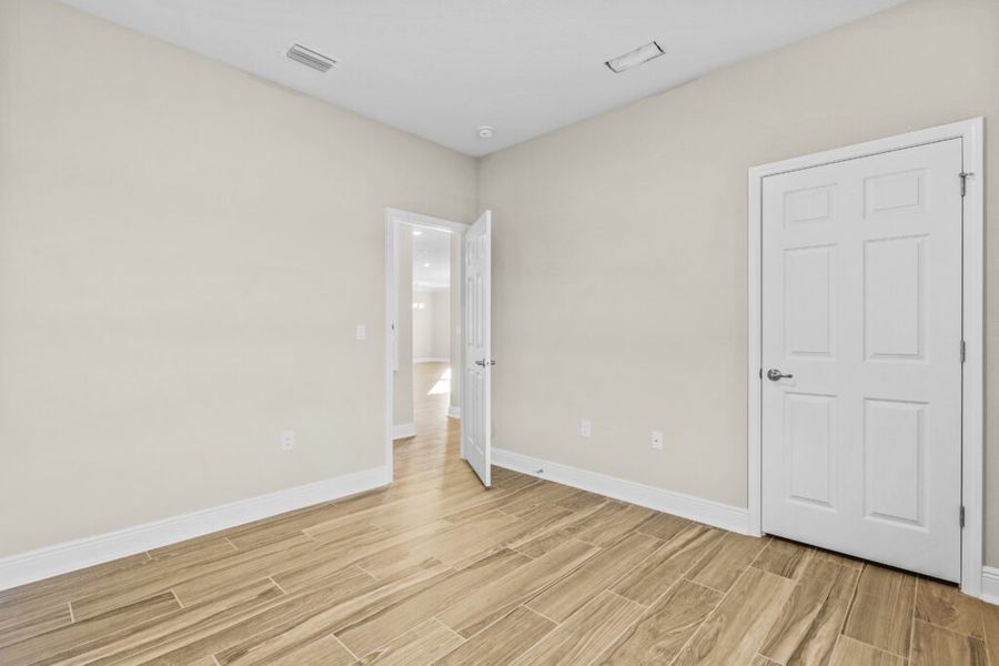 Spacious, unfurnished interior of a new home in Lake Merial, Panama City (Image 19).