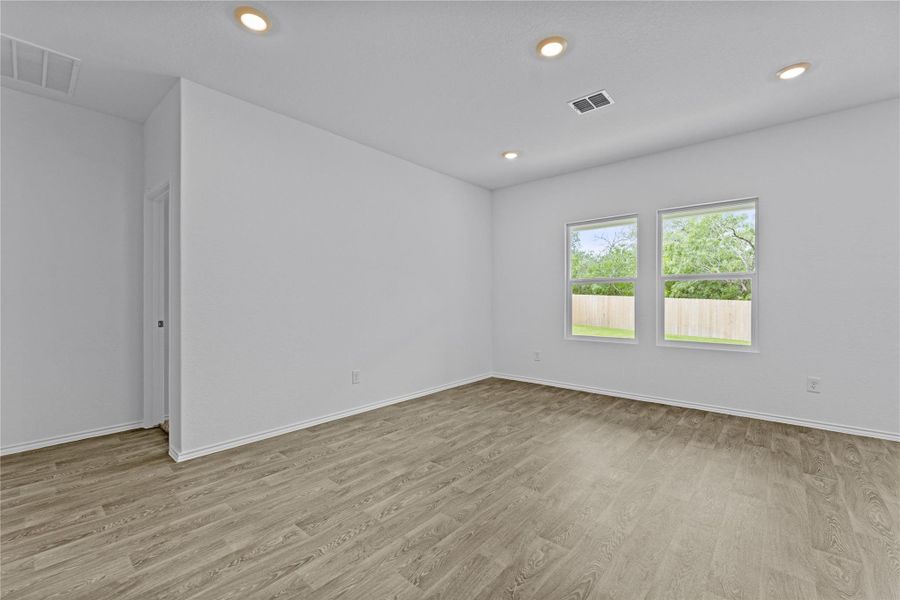 Spacious, unfurnished interior of a new home in Arroyo Ranch, Seguin (Image 36).