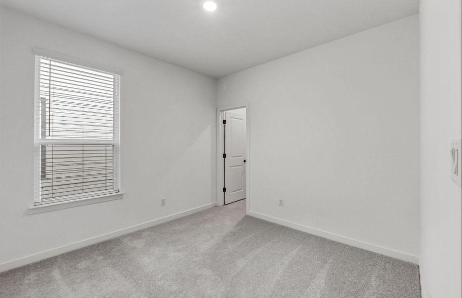 Spacious, unfurnished interior of a new home in Sunfield, Buda (Image 41).